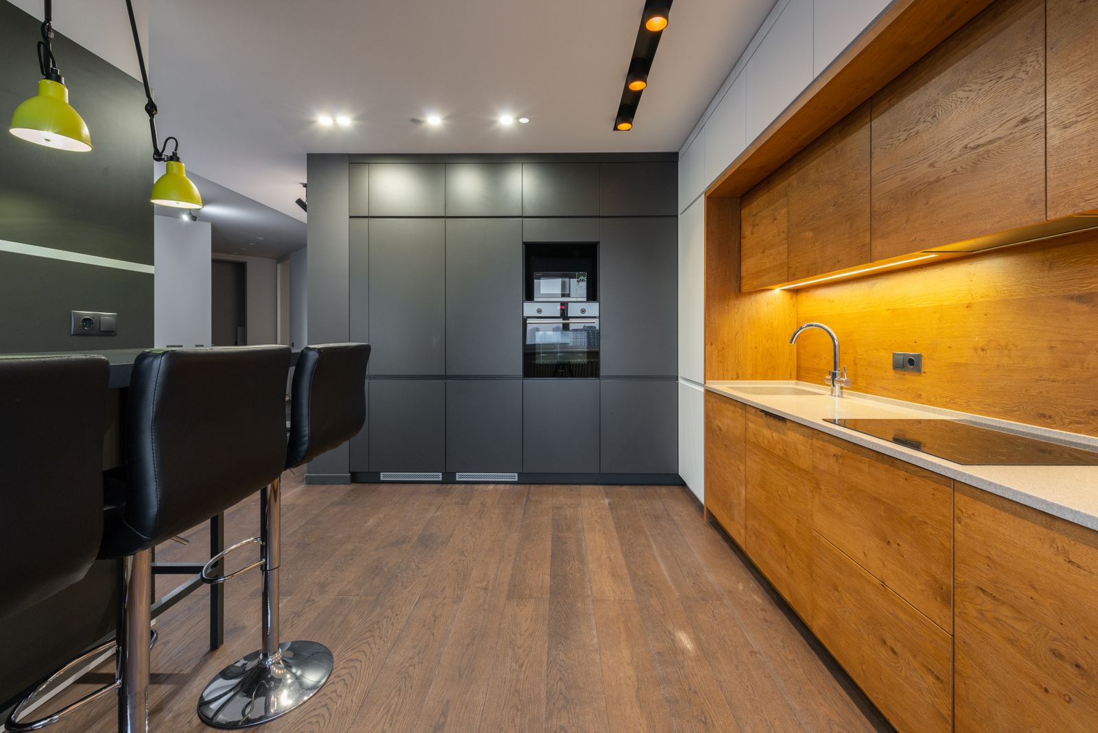 A lake house kitchen refreshed for four seasons